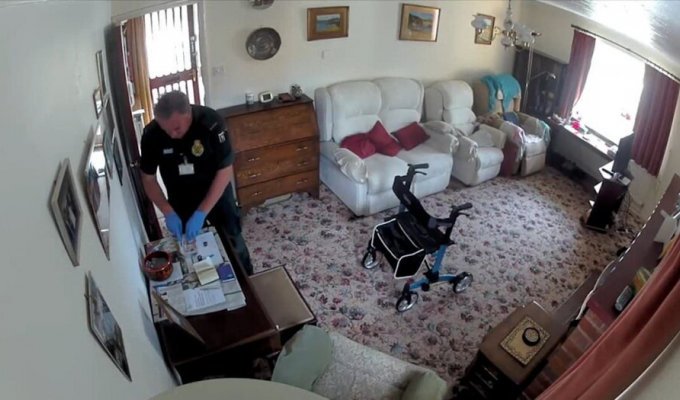 An emergency doctor was caught stealing money from a 94-year-old woman (4 photos + 1 video)