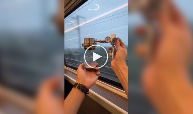 Китаец готовит кофе по пути на работу прямо в электричке