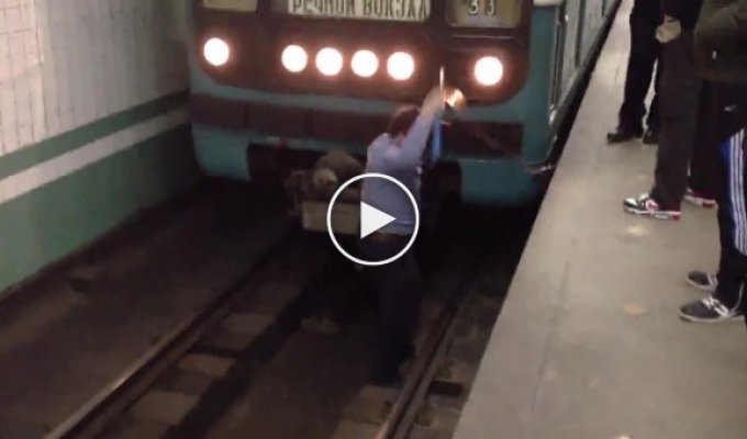 Пьяный мужик в московском метро