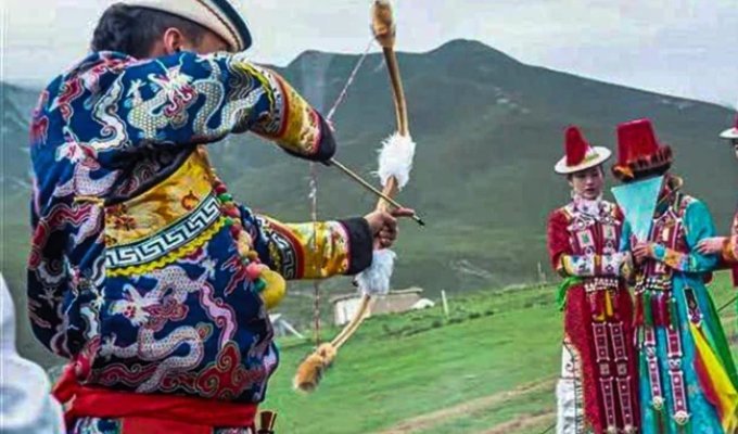 Необычная свадебная традиция: три стрелы в невесту (6 фото)