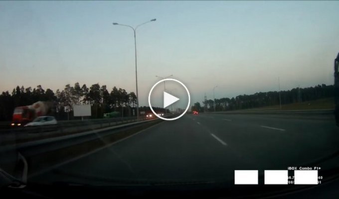 В Екатеринбурге автомобиль влетел в ограждение  