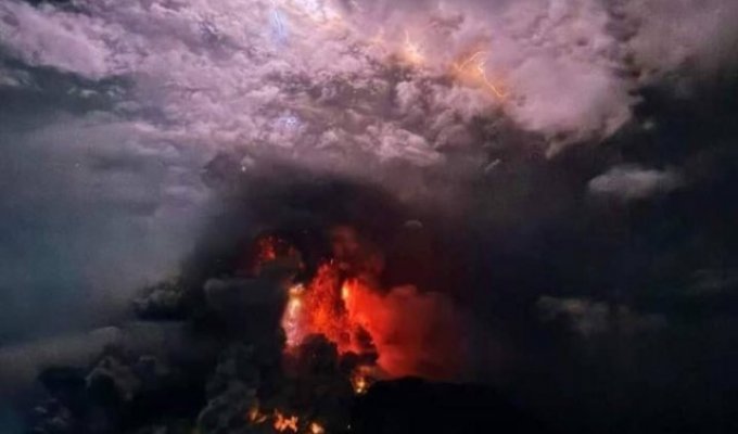 Ruang Volcano erupts in Indonesia (2 photos + 4 videos)