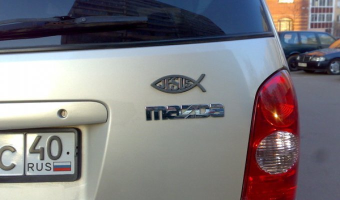 Что означает наклейки «Рыба» или «Сбитая бабушка» на машине (3 фото)