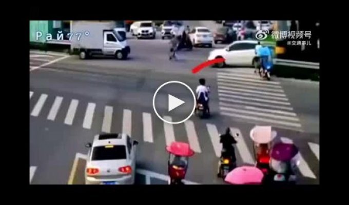Опрокинувшийся цементовоз чудом не раздавил мотоциклистов в Китае