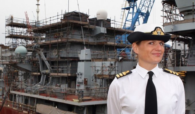 Первую в истории британского флота, женщину, капитана корабля выгнали со службы (6 фото)