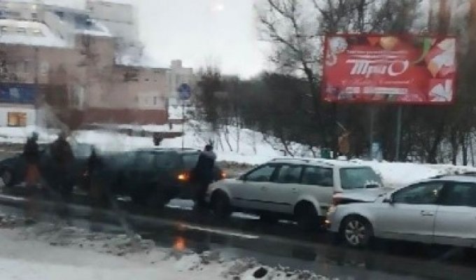 Странная и забавная авария в Белоруси (2 фото)