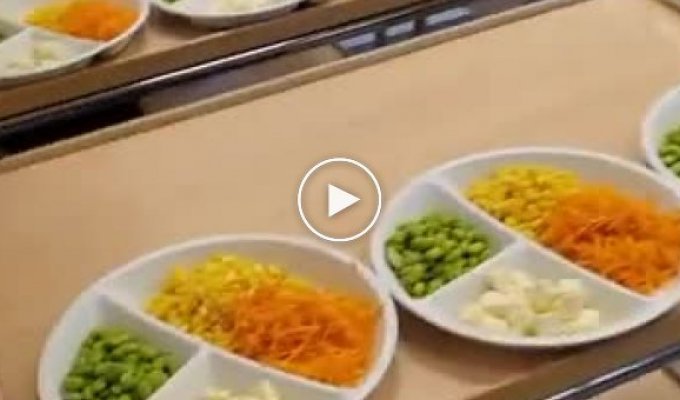 The cook showed what they feed children in a kindergarten in Sweden