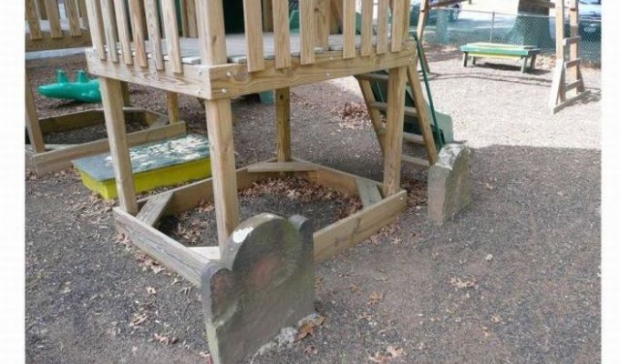 Детская площадка на могилке (5 фото)