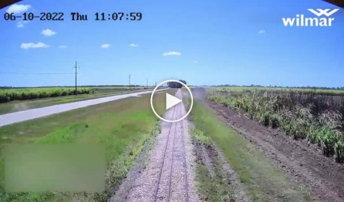 Грузовик столкнулся с поездом на плантации сахарного тростника в Австралии