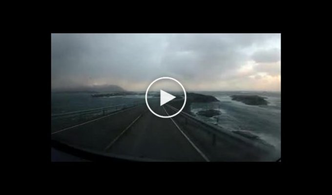 Дорога между норвежскими островами во время шторма