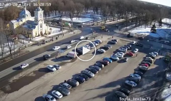 Микроавтобус влетел в толпу пешеходов в Петербурге