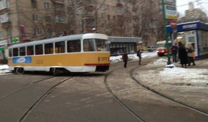 Трамвай пошел на обгон (2 фото)
