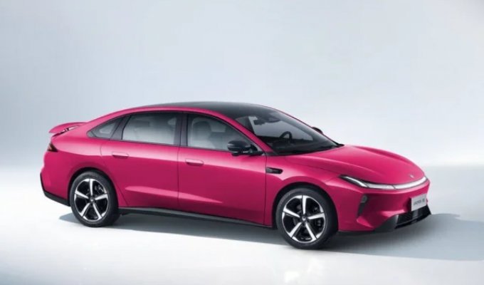 The Chinese BAIC Arcfox S3 Electric Sedan Surprises with Its Price and Features (7 photos)
