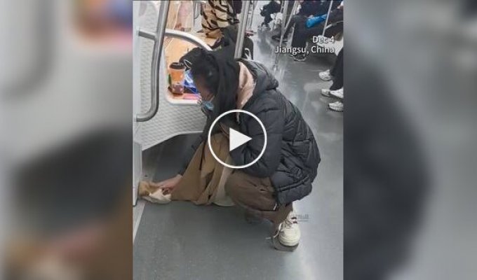 Жінка протерла пролитий напій власним шарфом