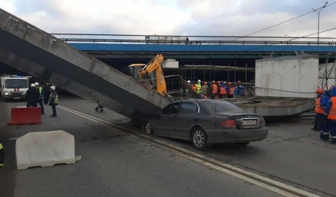На Рублевке автомобиль на ходу придавило бетонной балкой (4 фото + 4 видео)