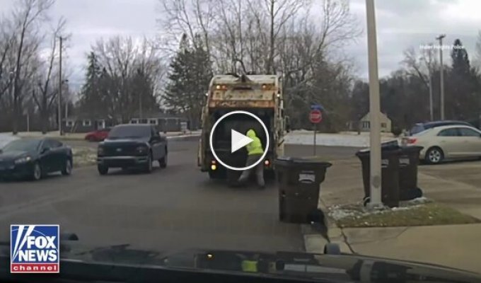 Нарушитель спрятался от полицейского в мусорном баке