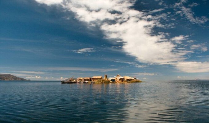 Как живет народ уру, который строит большие плавучие острова из тростника (9 фото)
