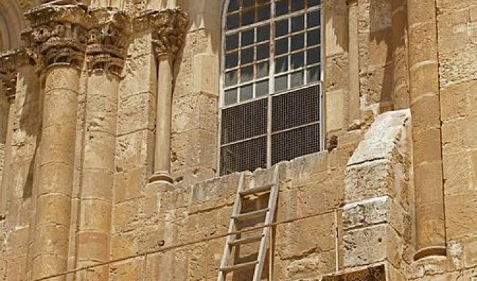 Деревянная лестница в Иерусалиме, простоявшая 100 лет на одном месте (3 фото)