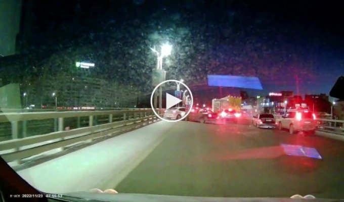 Водитель «Волги» устроил заварушку на мосту в Омске