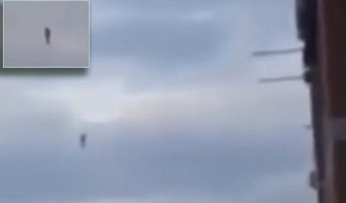 Что это было? Таинственная фигура гуманоида проплыла в небе над Сиднеем (3 фото + 1 видео)
