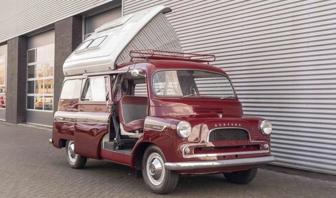 Раритетний мікроавтобус-кемпер виставили на продаж у Нідерландах (35 фото)