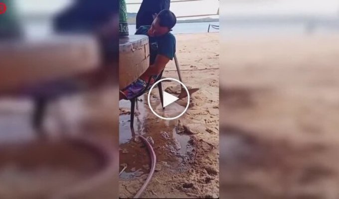 Unusual way to wake up a friend on vacation