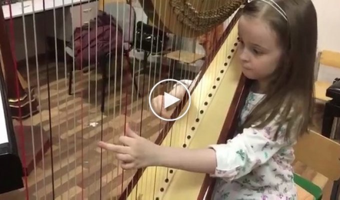 Маленькая девочка очень талантливо исполняет на арфе музыку из фильма Interstellar