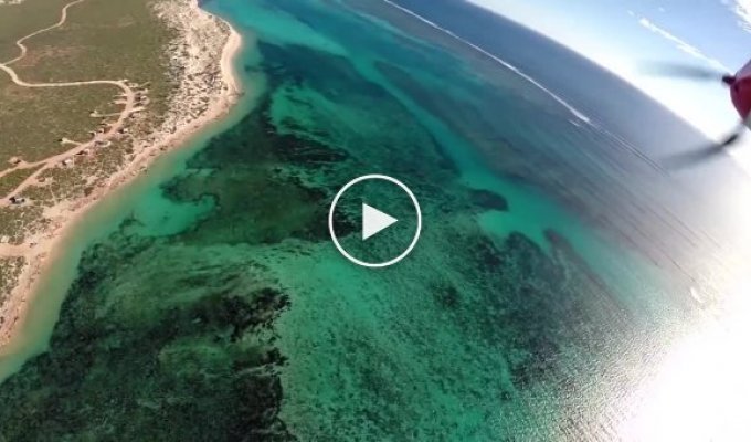 Игрушечный самолет с камерой GoPro упал в море и записал красивое видео