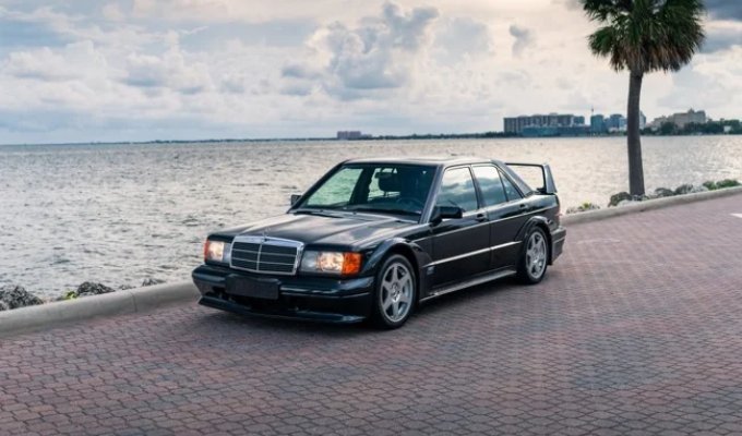 Капсулу часу Mercedes-Benz 190E Evo II 1990 з пробігом 176 кілометрів виставили на продаж (39 фото)