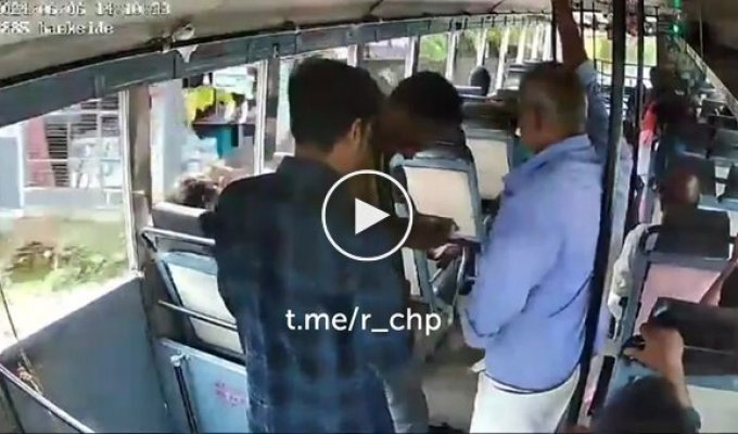 Кондуктор автобуса спас пассажира