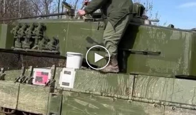 Український солдат миє канадський танк Leopard 2A4, який днями прилетів до України