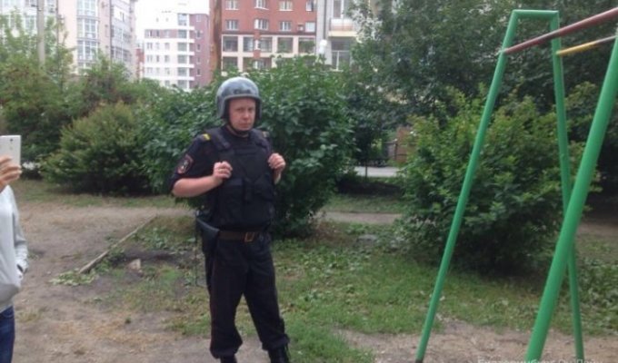 В Екатеринбурге вызвали автоматчиков, чтобы прогнать детей с детской площадки (2 фото + видео)