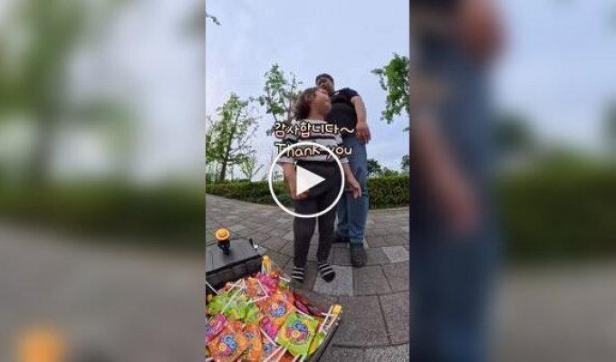 Стример раздает детям сладости с помощью радиоуправляемой машинки в Корее