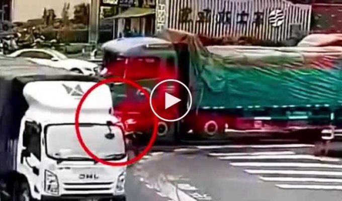 Полицейский кортеж спас жизнь скутеристу, перекрыв дорогу грузовику