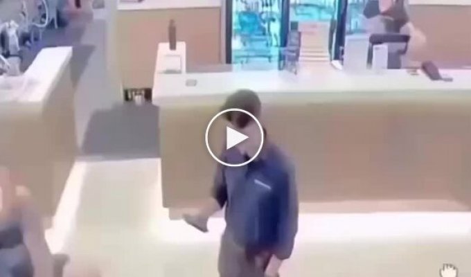 Угомонил буйного посетителя