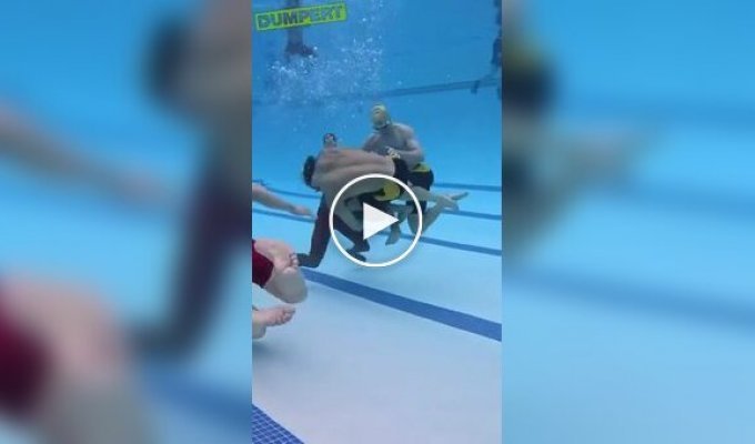 Якийсь небезпечний вид спорту під водою