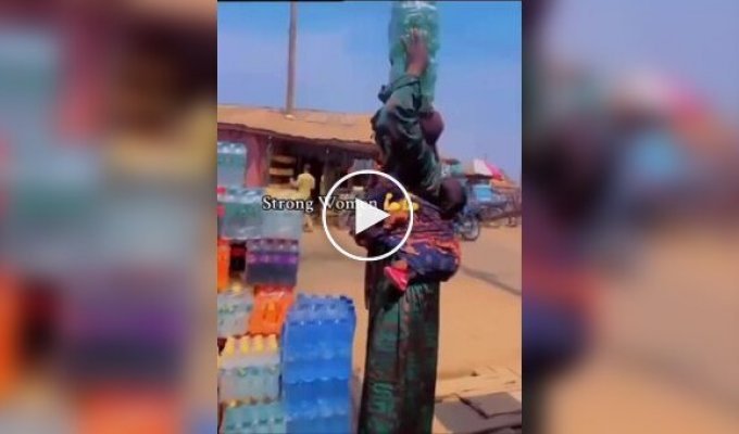 В Африке женщина поразила силой и ловкостью, унеся 8 упаковок напитков — 4 на голове и 4 в руках
