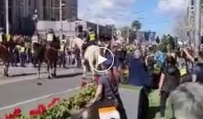 Попытки разгона протестующих против антикоронавирусных ограничений в Мельбурне