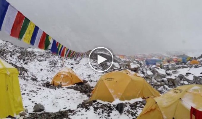 Сход лавины на базовый лагерь Эвереста