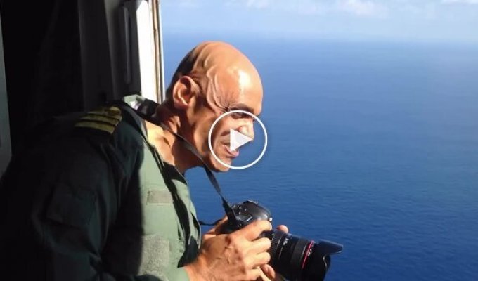 Фотограф высунулся из самолета во время полета