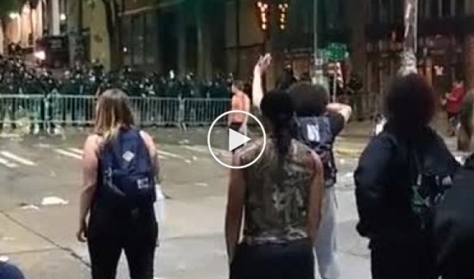 На одном из протестов в США заметили парня, который не понимал, что происходит