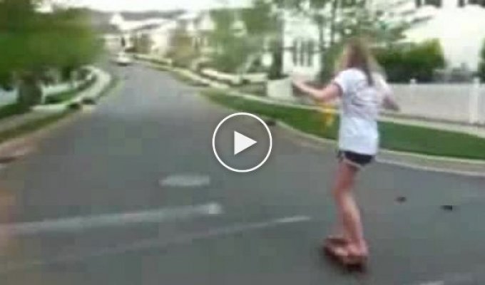 Девушка упала со скейта
