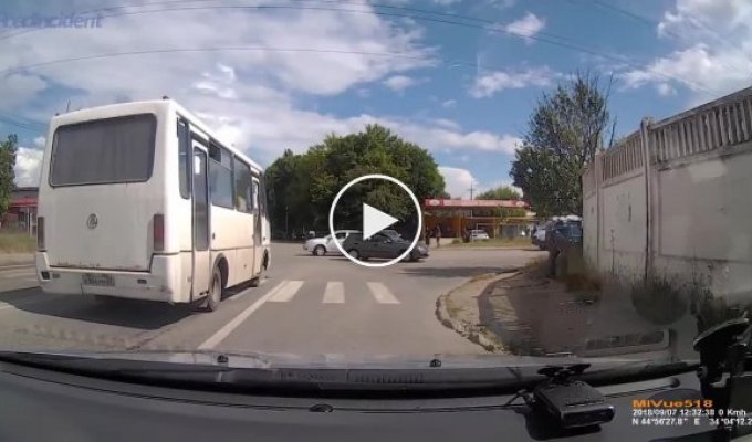 В Симферополе водитель автобуса сбил пешехода и спокойно уехал (мат)