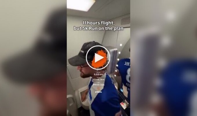 Пассажир заперся в туалете самолета, чтобы выполнить дневной норматив шагов