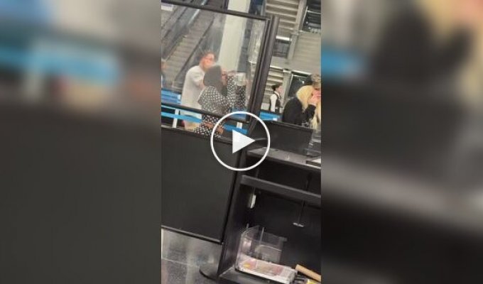 Девушка осушила бутылку текилы в аэропорту