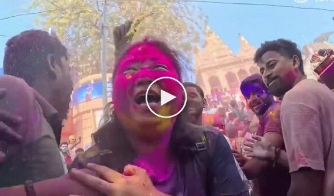 A Chinese man dressed up as a pregnant woman to prove that girls in India are safe