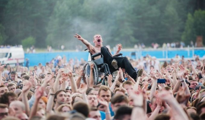 На минском рок-концерте толпа подняла на руки парня в инвалидной коляске (2 фото + видео)