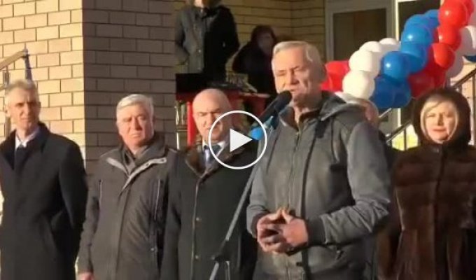 В Нижнем Новгороде депутат сделал странный подарок главе района