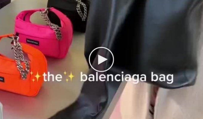 Странная сумка-перчатка от Balenciaga