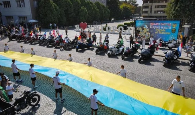 A large-scale international motorcycle rally on Honda Gold Wing was held in Ukraine (4 photos)